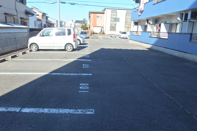 サンハイツ下池の駐車場