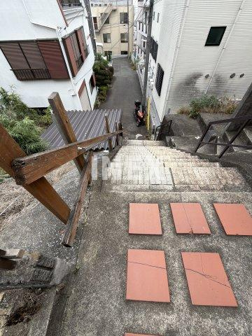横浜市旭区二俣川１丁目のアパートのエントランス