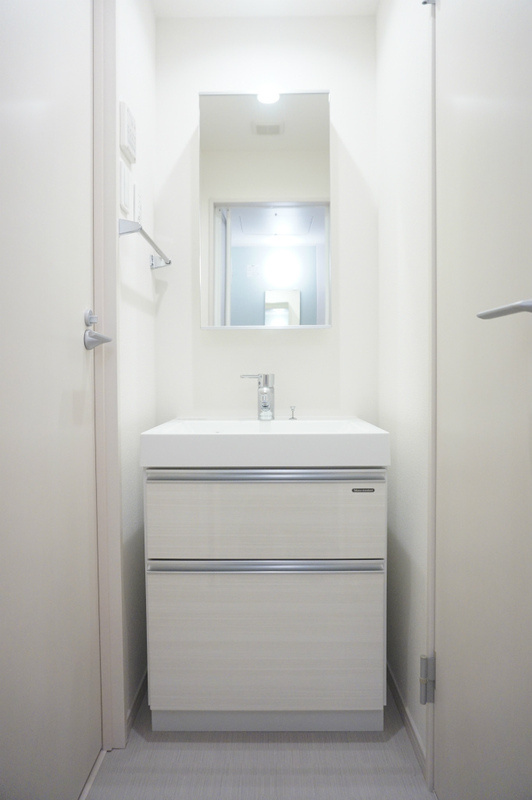 リブリ・ルームス弁天3-Ⅳの独立洗面台|忙しい朝には欠かせない洗面所です