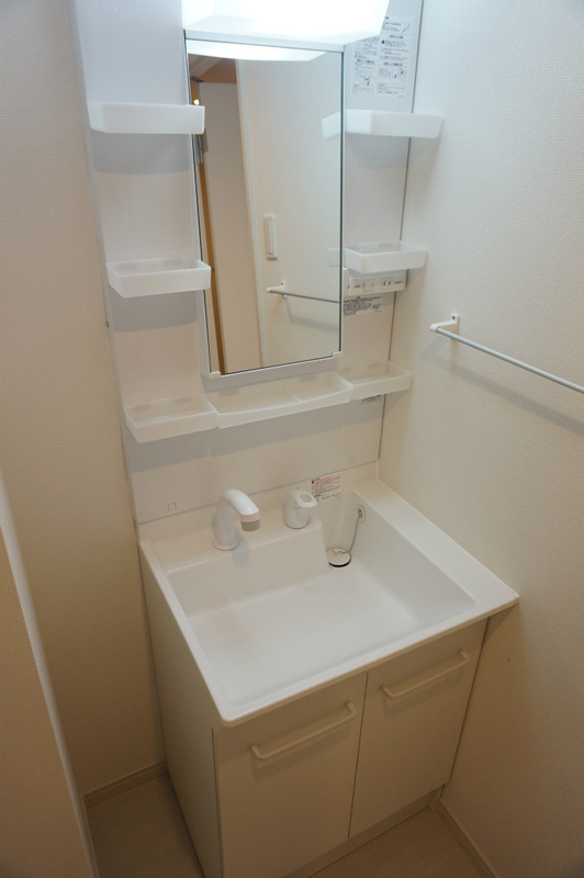 リブリ・Espoir 弐番館の独立洗面台|ゆったりとスペースのある洗面所