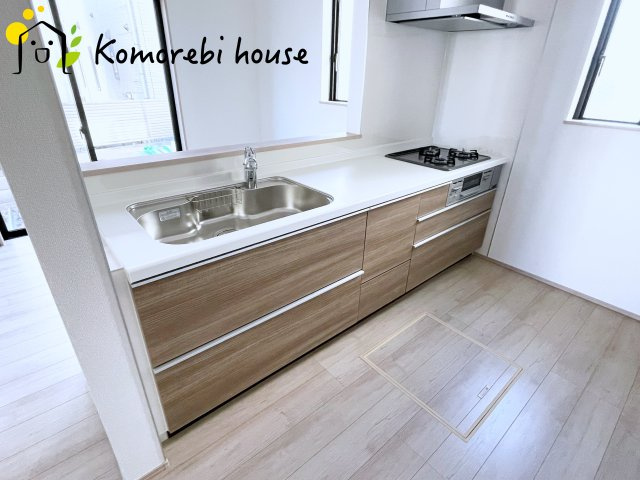 上尾市瓦葺1247番　新築一戸建て　Aのキッチン|広々LDKとつながるキッチンは、家族との会話を楽しみながら調理ができる設計です。															