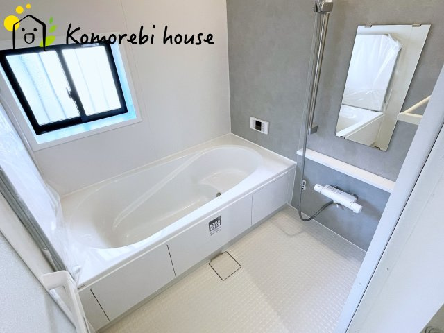 上尾市瓦葺1247番　新築一戸建て　Aの浴室|浴室乾燥機付きで、天気が悪い日も洗濯に困らない便利な仕様。カビの発生を抑えられるため、浴室のお手入れもぐっとラクになります。																																						