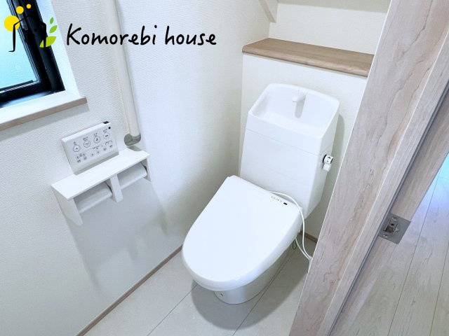 上尾市瓦葺1247番　新築一戸建て　Aのトイレ|温水洗浄機能（ウォシュレット）標準装備で、毎日のトイレ時間がより快適に。やさしい温水洗浄で清潔を保てるだけでなく、冬場のヒヤッと感を軽減する暖房便座も嬉しいポイント。																	