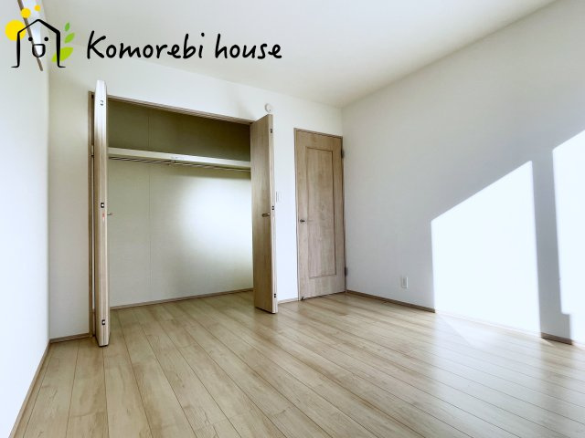 上尾市瓦葺1247番　新築一戸建て　Aの寝室|一日の疲れをゆっくり癒せる主寝室は、ベッドを置いてもゆとりある広さが魅力。収納完備で衣類もスッキリ収まり、静かで落ち着いた空間が快適な眠りをサポートします。															