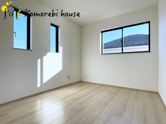 上尾市瓦葺1247番　新築一戸建て　Aの子供部屋|日当たりがよく、机に向かう時間も自然とはかどる子ども部屋。寝る・学ぶ・遊ぶがコンパクトにまとまり、毎日の“小さな成長”を見守る空間です。