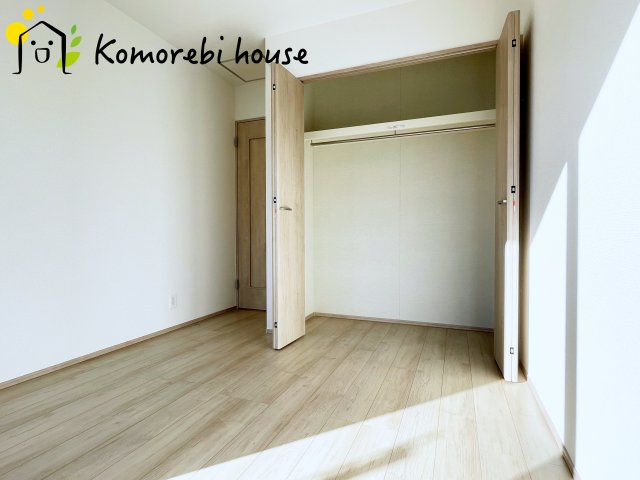 上尾市瓦葺1247番　新築一戸建て　Aの洋室|収納力があるクローゼット付きで、洋服や小物を一箇所に集約。暮らしの動線が整い、片付けがラクになります。															