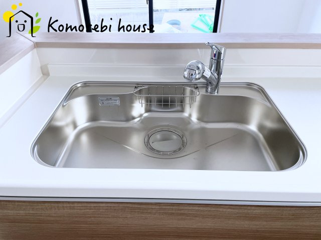 上尾市瓦葺1247番　新築一戸建て　Aのキッチン|浄水器一体型で、いつでも美味しいお水がそのまま使えるキッチンシンク。料理やコーヒーづくり、炊飯にも安心して利用でき、毎日の食卓が少し豊かに。															