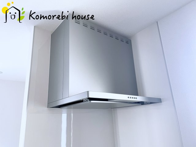 上尾市瓦葺1247番　新築一戸建て　Aのキッチン|吸引力の高いレンジフードが煙や匂いを素早く排出。揚げ物や炒め物も気兼ねなくでき、リビングに匂いを残しません。															