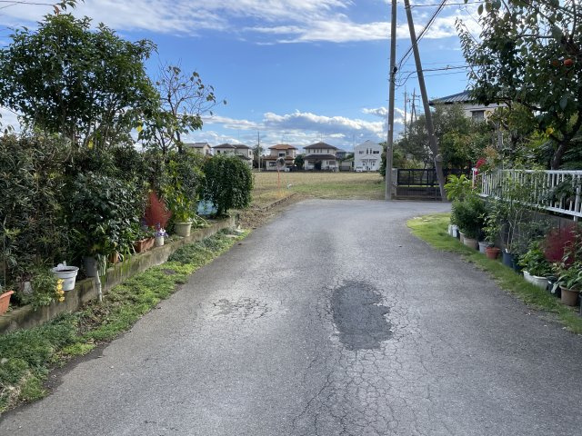 大網白里市柳橋1065中古戸建ての前面道路含む現地写真