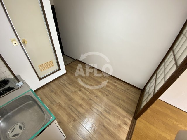 南森町ロイヤルハイツの居間・リビング|南森町ロイヤルハイツ　ダイニング・キッチンスペース