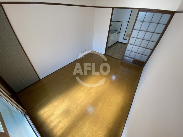 南森町ロイヤルハイツの居間・リビング|南森町ロイヤルハイツ　洋室