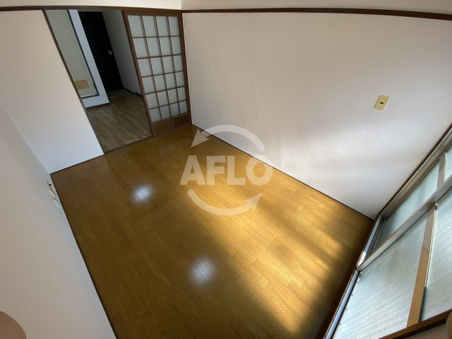 南森町ロイヤルハイツの居間・リビング|南森町ロイヤルハイツ　洋室