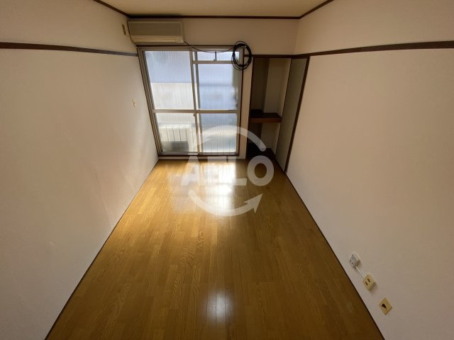 南森町ロイヤルハイツの居間・リビング|南森町ロイヤルハイツ　洋室