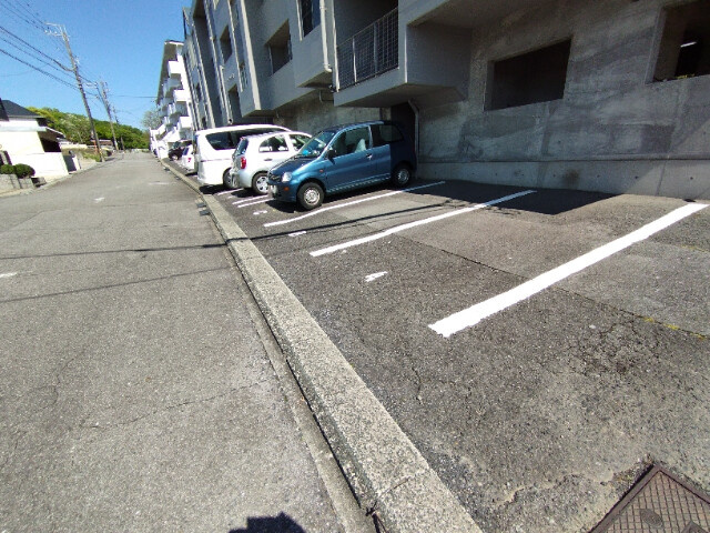 ガーデン上地の駐車場