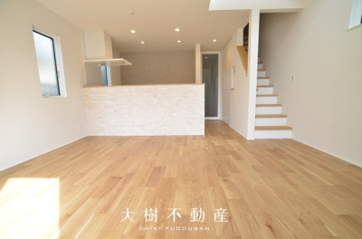 【居間・リビング】 | 綾瀬市深谷上5丁目 新築戸建て 全3棟【仲介手数料無料】 | 建物完成しました！！内見可能です♪