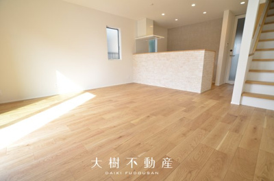 【居間・リビング】 | 綾瀬市深谷上5丁目 新築戸建て 全3棟【仲介手数料無料】 | 宅地建物取引士による不動産のご説明・現地のご案内、住宅金融普及協会住宅ローンアドバイザーが住宅ローンのアドバイスから融資実行までのお手伝いをしっかりサポートします♪