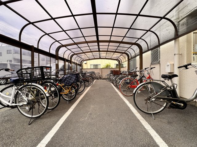 エンゼルハイム青戸第2の駐輪場|屋根付きの自転車置場です。雨風から自転車を守り、乗り降りも天候に左右されません♪