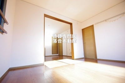 【洋室】 | クイーンズコート | 落ち着いた色調のお部屋