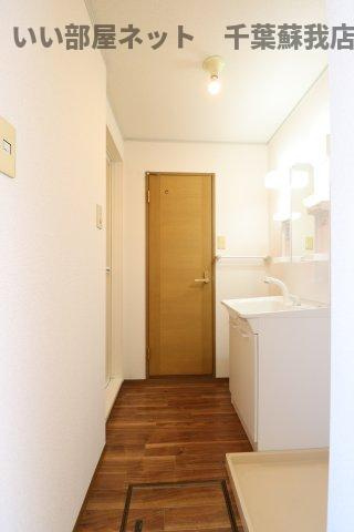 スプリング・クレイン　Ⅱの洗面所|ゆったりとスペースのある洗面所