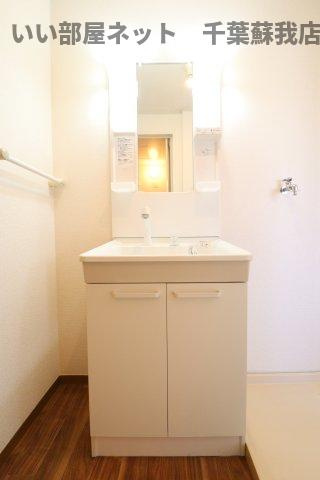 スプリング・クレイン　Ⅱの洗面所|朝の準備に活躍する、洗髪洗面化粧台！