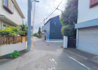 【前面道路含む現地写真】 | 調布市深大寺北町６丁目　２号棟　仲介手数料無料