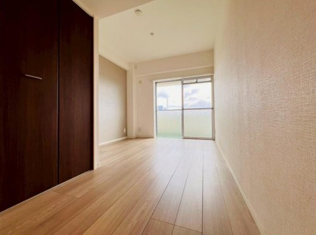 【洋室】 | 池袋第２ヒルハイム | 暖かいひだまりを全身で感じ取れる室内。光あふれる空間で子育てをする喜び。