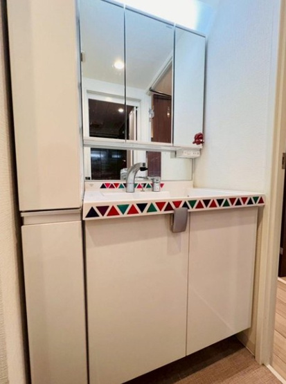 【独立洗面台】 | 池袋第２ヒルハイム | 身だしなみチェックや歯磨きなど、朝の慌ただしい時間でも余裕とゆとりを感じられる。