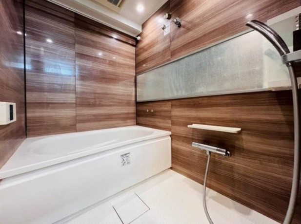 【浴室】 | 池袋第２ヒルハイム | 一日の疲れを癒すバスルームは、心地よいリラックスを叶える清潔感溢れる美しい空間です。