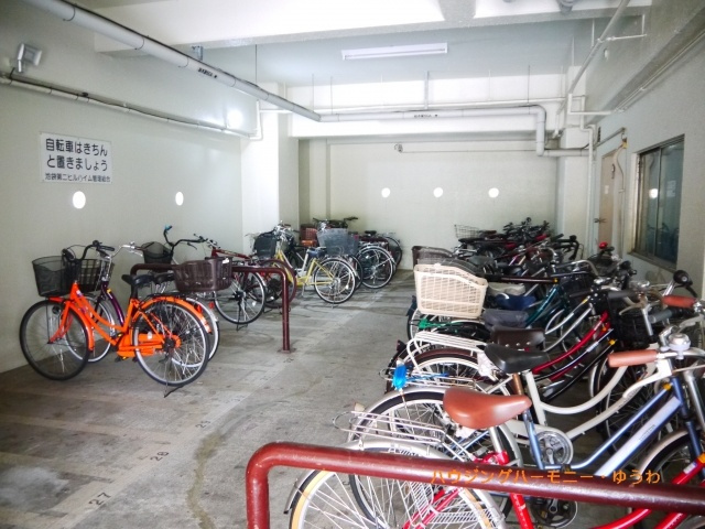 【その他共用部分】 | 池袋第２ヒルハイム | 屋根付きの駐輪場となっていますので、雨の日でも大切な自転車が濡れずに済みます。