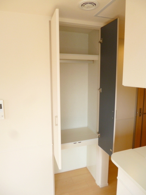 Sakuras　鵜の木の収納|リビング収納手前にはイオン発生機もあります