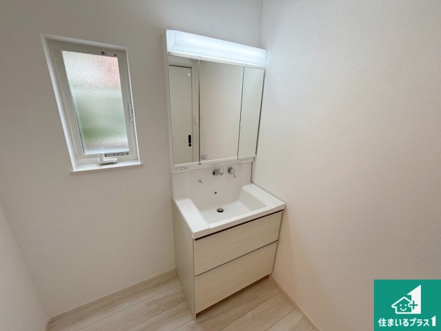 神戸市北区鳴子　第3期　新築一戸建ての独立洗面台|清潔感のある洗面台です。フラットな鏡は掃除がしやすく毎日清潔！鏡裏には収納があるのでスッキリとした洗面台が保てます。