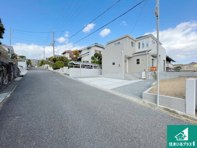 神戸市北区鳴子　第3期　新築一戸建ての前面道路含む現地写真|周辺は閑静な住宅街！前面道路広々で車の出し入れも便利です。駐車が苦手な方でも安心して車庫入れできます！