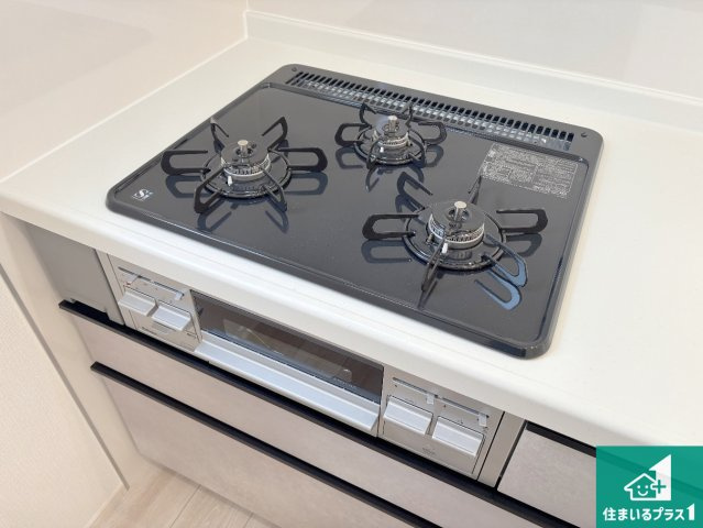 神戸市北区鳴子　第3期　新築一戸建ての設備|ダブル高火力Ｓｉセンサー付きコンロ！３口あるので、まとめて料理をする時も大活躍！