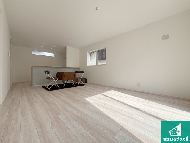 神戸市北区鳴子　第3期　新築一戸建ての居間・リビング|日当たり良好の明るいリビングで朝の目覚めもスッキリできそう！対面キッチンでご家族のコミュニケーションも自然と増える設計！小さなお子様が遊ぶスペースを作っても広々とくつろげるLDK！