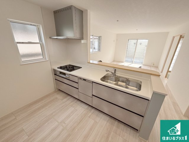 神戸市北区鳴子　第3期　新築一戸建てのキッチン|子供を見守りながらお料理が出来るため家族のコミュニケーションか増えます♪スペースが広く確保されている為お子様が大きくなったときは一緒に料理を楽しめます♪