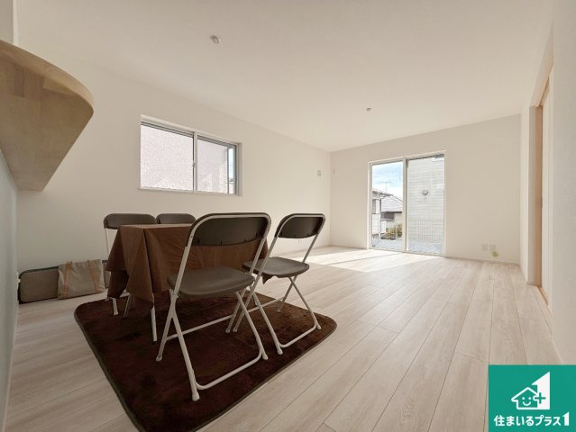 神戸市北区鳴子　第3期　新築一戸建ての居間・リビング|明るいリビングで朝の目覚めもスッキリできそう！対面キッチンでご家族のコミュニケーションも自然と増える設計！小さなお子様が遊ぶスペースを作っても広々とくつろげるLDK！