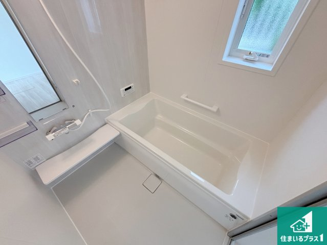 神戸市北区鳴子　第3期　新築一戸建ての浴室|足をゆったり伸ばして寛げる浴槽です。窓が設けられていますので差し込む光が明るく穏やかな雰囲気にしてくれます♪浴室乾燥機も設置しているので、雨の日の洗濯物も安心です♪