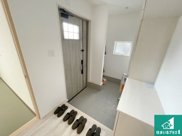 神戸市北区鳴子　第3期　新築一戸建ての玄関|ご家族皆様の靴もたっぷり収まる大容量の玄関収納を設けました。見た目もスッキリ綺麗な玄関に！