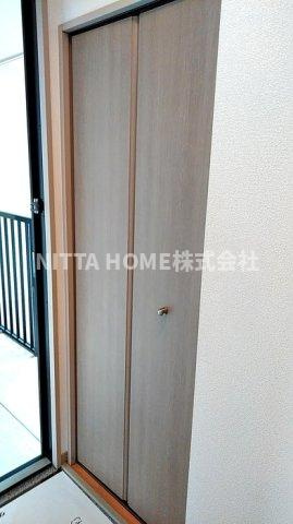 グランシャリオ　Ａ棟の玄関|大きなシューズボックスも付いています(^^)v