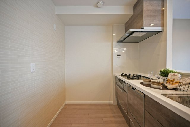 ルネ伊丹ガーデンスクエアのキッチン|背面に冷蔵庫やカップボードを設置しても、複数人でキッチンに立っても窮屈感を感じることがない幅が確保されています。