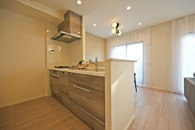 ルネ伊丹ガーデンスクエアのキッチン|リビング・ダイニングが見渡せる対面式キッチン。
開放感があり、リビングダイニングの空間がより広く感じられますね。