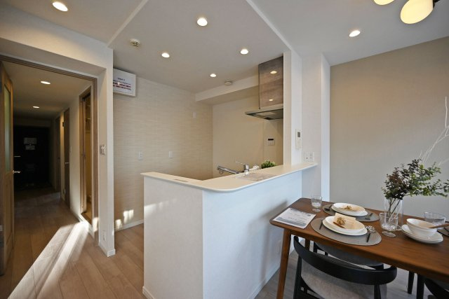 ルネ伊丹ガーデンスクエアのキッチン|お洒落で機能性の高いダウンライトを設置し、お手元が明るく作業がし易くなっております。
