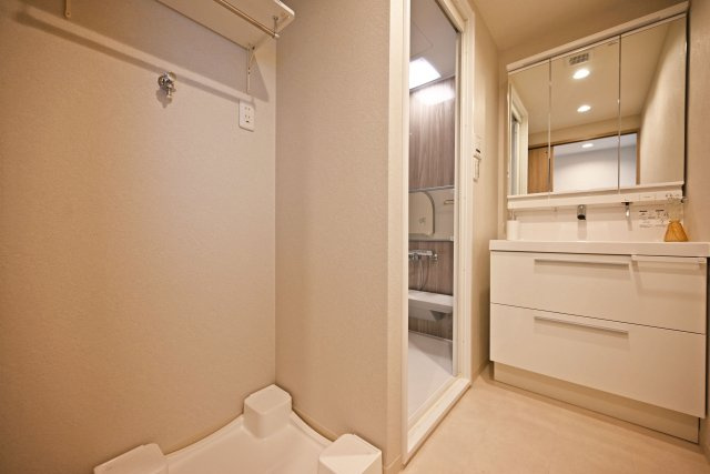 ルネ伊丹ガーデンスクエアの独立洗面台|洗面化粧台は三面鏡で、鏡の裏が収納になっているので収納豊富で助かります◎
洗濯機置場のすぐ上に大きな可動棚が設けられているので、洗剤やタオル置場として使用してはいかがでしょうか。
