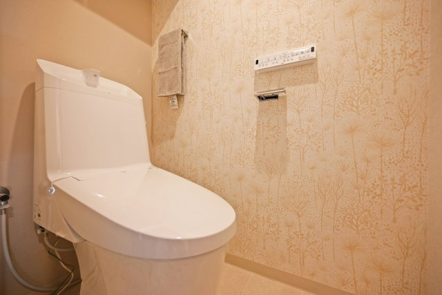 ルネ伊丹ガーデンスクエアのトイレ|デザインクロスが魅力的なトイレ◎温水洗浄便座付きで快適にご利用いただけます。
