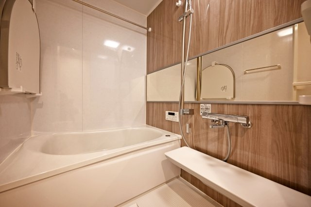 ルネ伊丹ガーデンスクエアの浴室|高級感のあるバスルーム。ワイドミラーが奥行き感を演出し、より広く感じさせてくれます◎
浴室乾燥機完備で雨の日でも安心してお洗濯ができますね！