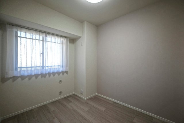 ルネ伊丹ガーデンスクエアの洋室|-洋室4.3帖-
居室は木目調のフローリングを採用。温かみのある木の色調が気持ちを和ませてくれます