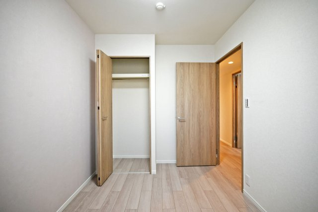 ルネ伊丹ガーデンスクエアの洋室|-洋室4.3帖-
豊富な収納スペースがあることでスッキリとした居住空間が叶います。