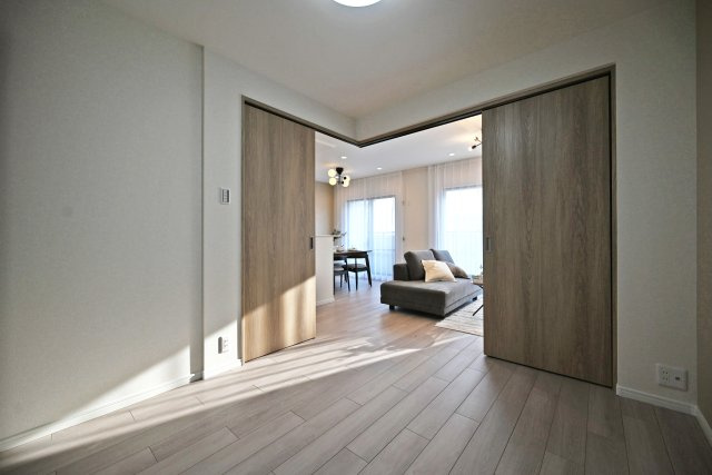 ルネ伊丹ガーデンスクエアの洋室|-洋室4.5帖-
居室は木目調のフローリングを採用。温かみのある木の色調が気持ちを和ませてくれます