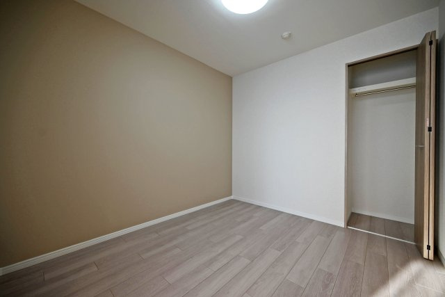 ルネ伊丹ガーデンスクエアの洋室|-洋室4.5帖-
豊富な収納スペースがあることでスッキリとした居住空間が叶います。