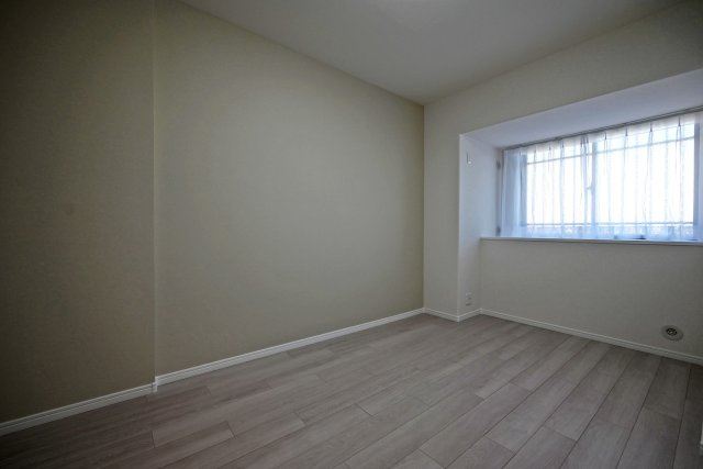 ルネ伊丹ガーデンスクエアの洋室|-洋室6.5帖-
居室は木目調のフローリングを採用。温かみのある木の色調が気持ちを和ませてくれます